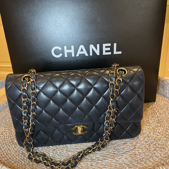 CHANEL
Pre-loved Lambskin Quilted Small Double Flap Black
$10.200 $8725 - Picture 2 of 6